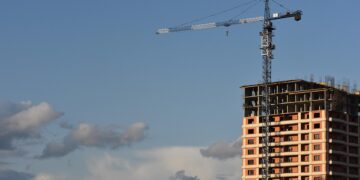 US Mortgage Rates Dip to 6.27%, Sparking Renewed Homebuyer Interest Amid Economic Uncertainty